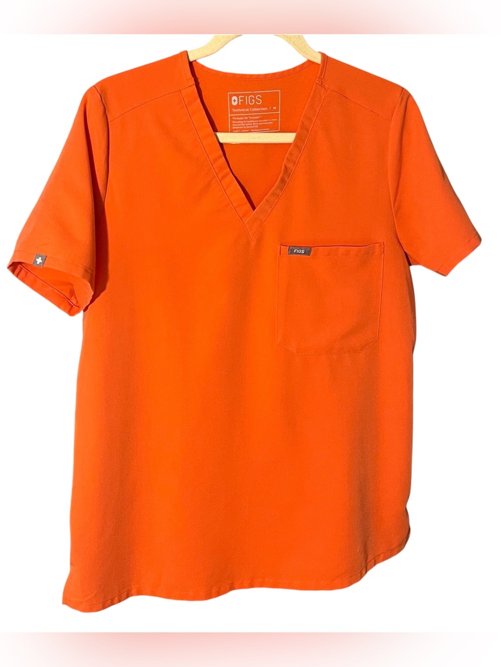 🧡FIGS Catarina One-Pocket Scrub Top.
Color-Sunset Orange. Size-Medium. EUC.